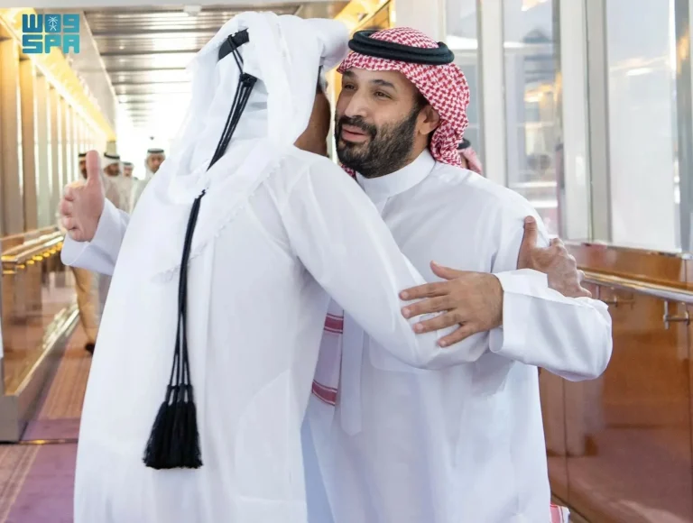 أمير دولة قطر يغادر جدة وولي العهد السعودي في مقدمة مودعيه