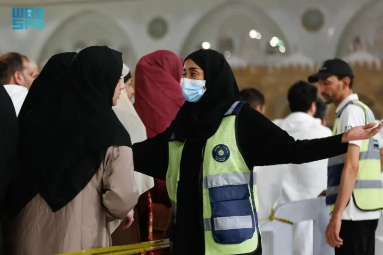 متطوعات الدفاع المدني يخدمن المعتمرين في رمضان بالحرمين