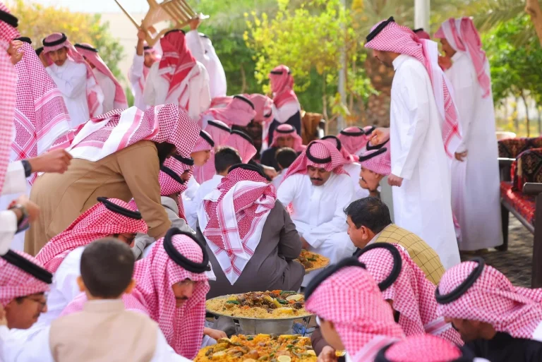 ولائم العيد في حائل: مائدة تجمع الحي وتحيي التراث السعودي