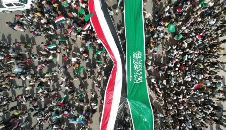 الشارع اليمني يندد باعتداءات إيران على الخليج بقوة