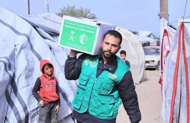مركز الملك سلمان للإغاثة يواصل توزيع سلال الغذاء بغزة مركز الملك سلمان للإغاثة يواصل توزيع سلال الغذاء بغزة
