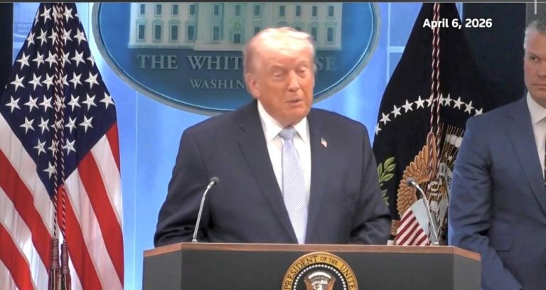 ترمب يعلن تعليق قصف إيران أسبوعين مقابل فتح مضيق هرمز ترمب يعلن تعليق قصف إيران أسبوعين مقابل فتح مضيق هرمز