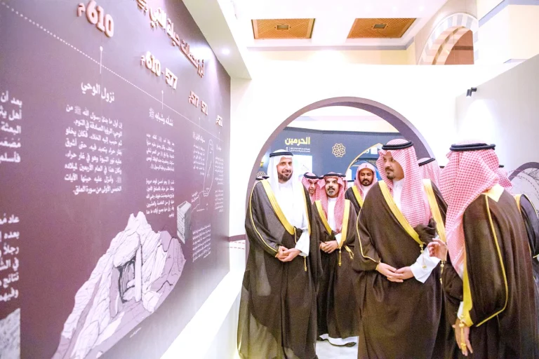 خدمة الحجاج والمعتمرين: نهج المملكة التاريخي ورؤيتها المستقبلية خدمة الحجاج والمعتمرين: نهج المملكة التاريخي ورؤيتها المستقبلية