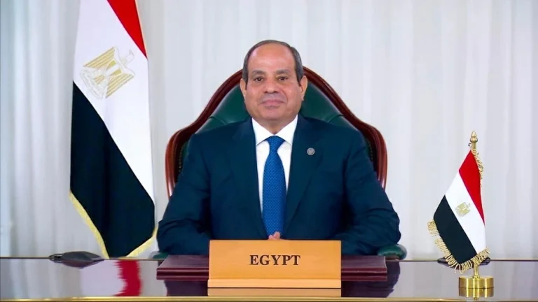 منح السيسي وسام الأمير نايف للأمن العربي تقديراً لجهوده