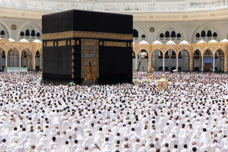 خطيب المسجد الحرام: الإيمان الصادق ينير القلوب ويهدي للحق خطيب المسجد الحرام: الإيمان الصادق ينير القلوب ويهدي للحق