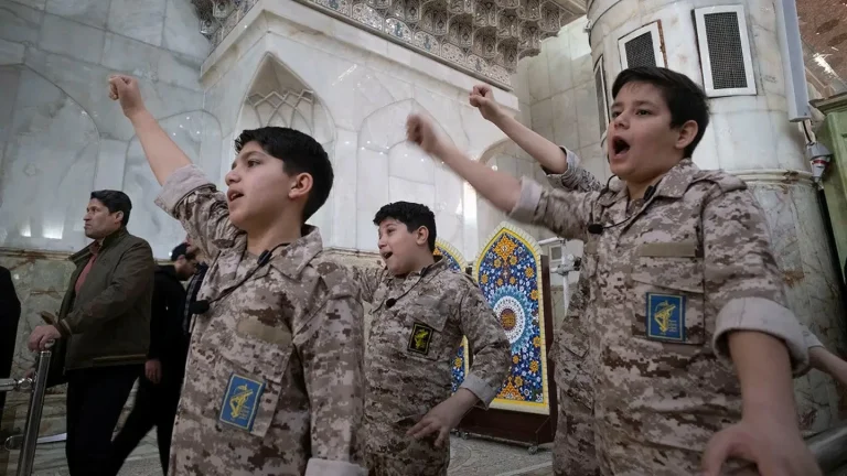 منظمات حقوقية تطالب بوقف تجنيد الأطفال في إيران