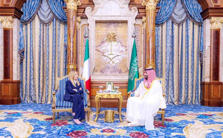 ولي العهد يناقش مع ميلوني التوترات الإقليمية.. ويبحث تطوير التعاون الرياضي مع الـ«فيفا»