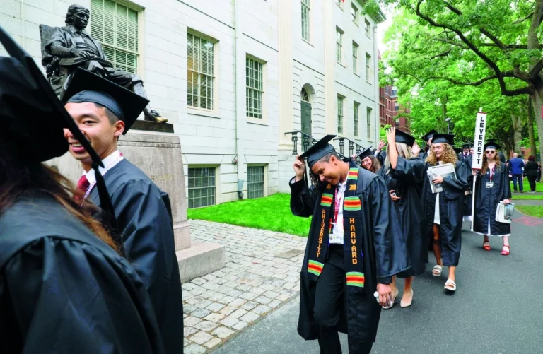 قرار قضائي يوقف كشف بيانات العرق في الجامعات الأمريكية