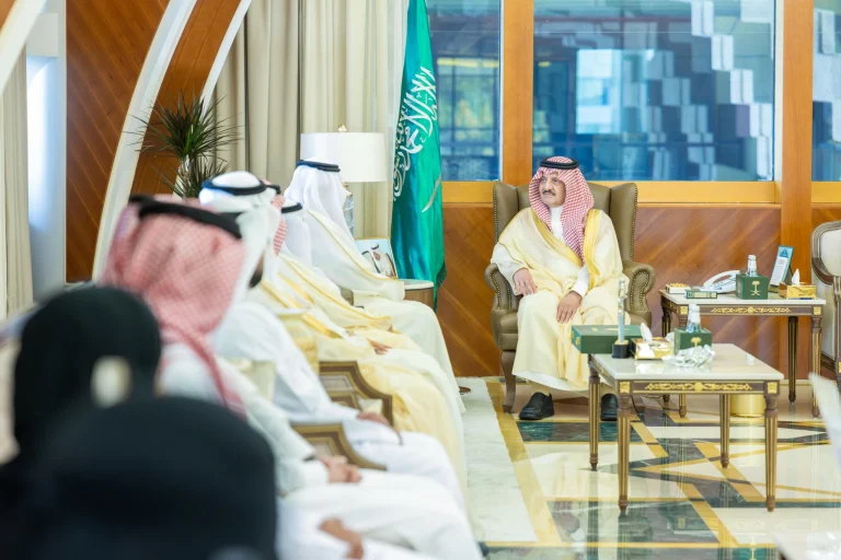 أمير الشرقية يكرم مبتكري جامعة حفر الباطن لتميزهم