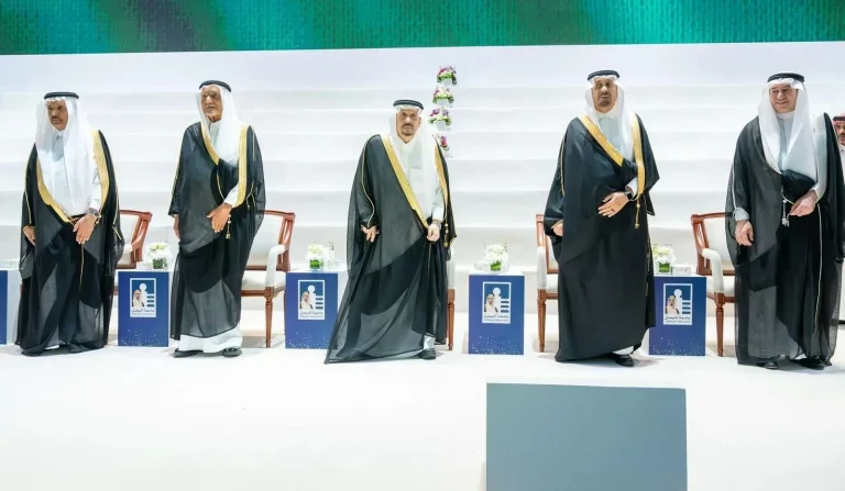 أمير الرياض يرعى تخرج طلاب جامعة الفيصل ويؤسس لمشاريعها أمير الرياض يرعى تخرج طلاب جامعة الفيصل ويؤسس لمشاريعها