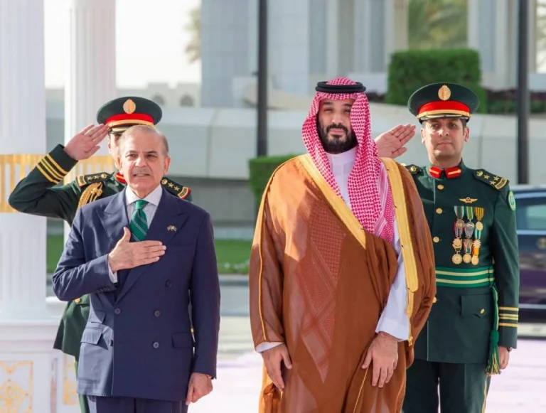تأكيد التضامن الباكستاني مع السعودية بعد هجوم الجبيل تأكيد التضامن الباكستاني مع السعودية بعد هجوم الجبيل