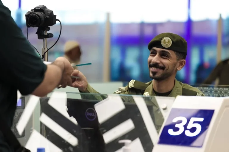 الجوازات السعودية: إجراءات جديدة لمعالجة التأشيرات المنتهية