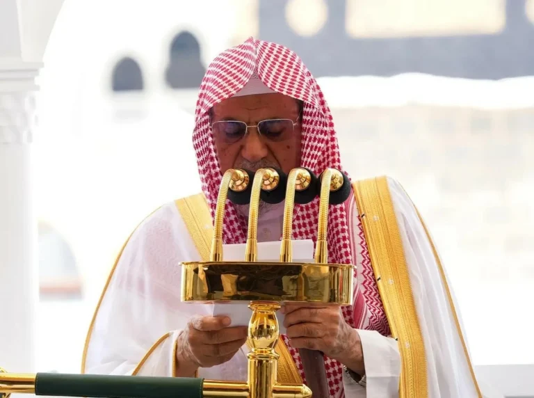 خطيب المسجد الحرام يحذر من نعيم الدنيا وطول الأمل خطيب المسجد الحرام يحذر من نعيم الدنيا وطول الأمل