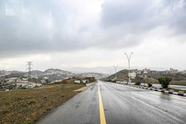 أمطار غزيرة في السعودية: تحذيرات طقس نجران وجازان