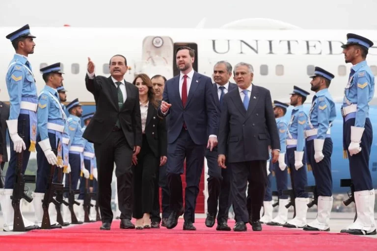 مفاوضات ثلاثية في إسلام آباد: ترمب يفتح هرمز دون طهران مفاوضات ثلاثية في إسلام آباد: ترمب يفتح هرمز دون طهران