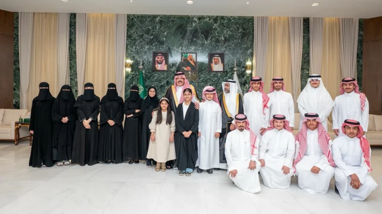أمير حائل يكرم الفائزين في جائزة منافس لدعم الإبداع أمير حائل يكرم الفائزين في جائزة منافس لدعم الإبداع
