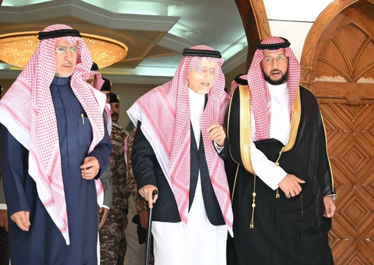 نائب أمير منطقة عسير يعزي أسرة بن حمران في وفاة فقيدهم
