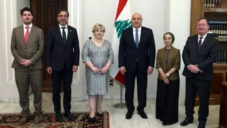 عون يحسم الجدل: لا تدخل سوري في لبنان بعد تصريحات الشرع عون يحسم الجدل: لا تدخل سوري في لبنان بعد تصريحات الشرع