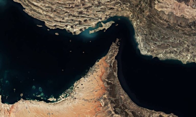 صراع السيطرة على مضيق هرمز: من يحكم الممر المائي الأهم؟ صراع السيطرة على مضيق هرمز: من يحكم الممر المائي الأهم؟