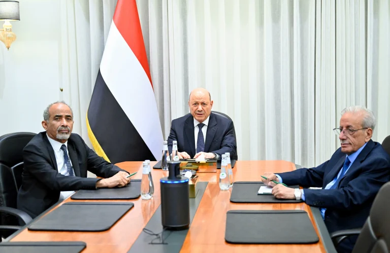 الرئاسي اليمني يرفض رحلات إيران لصنعاء دفاعاً عن السيادة اليمنية