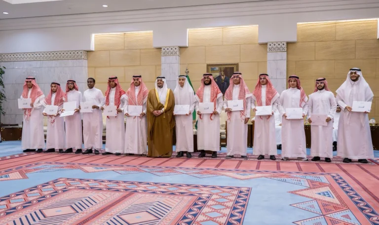 نائب أمير الرياض يكرم 69 متفوقاً في تعليم الرياض نائب أمير الرياض يكرم 69 متفوقاً في تعليم الرياض