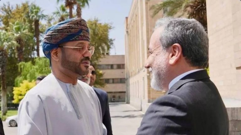 تراجع أسعار النفط مع تجدد آمال الملاحة في مضيق هرمز
