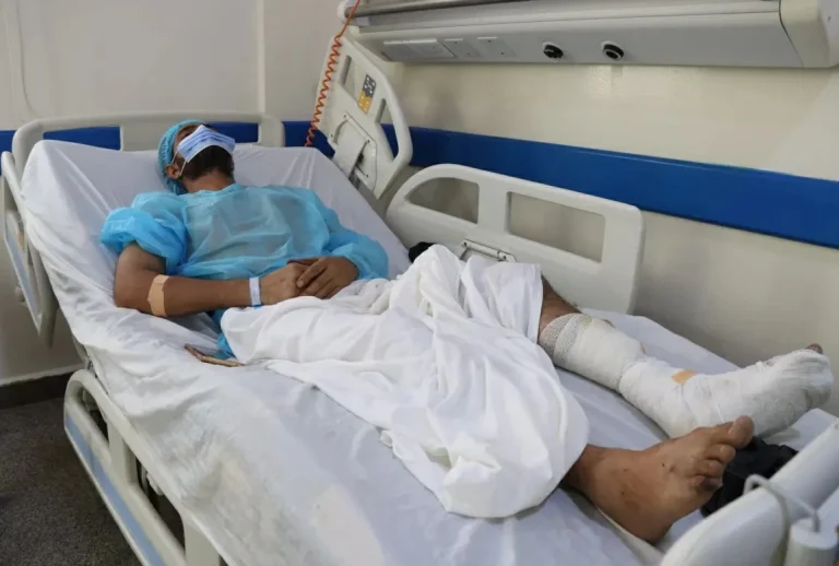 اليمن: مقتل وإصابة 8 من طاقم سفينة تهامة بهجوم حوثي اليمن: مقتل وإصابة 8 من طاقم سفينة تهامة بهجوم حوثي