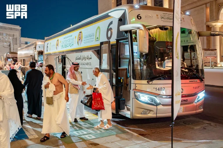 250 معتمراً في برنامج خادم الحرمين للعمرة يثمنون الاستضافة 250 معتمراً في برنامج خادم الحرمين للعمرة يثمنون الاستضافة