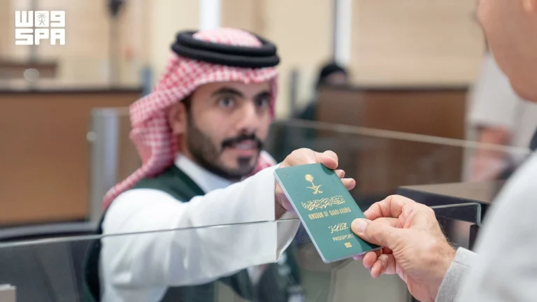 الجوازات تعزز إجراءات السفر في المنافذ الدولية الجوازات تعزز إجراءات السفر في المنافذ الدولية