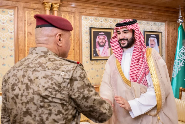خالد بن سلمان يبحث التعاون العسكري مع مسؤول عراقي خالد بن سلمان يبحث التعاون العسكري مع مسؤول عراقي