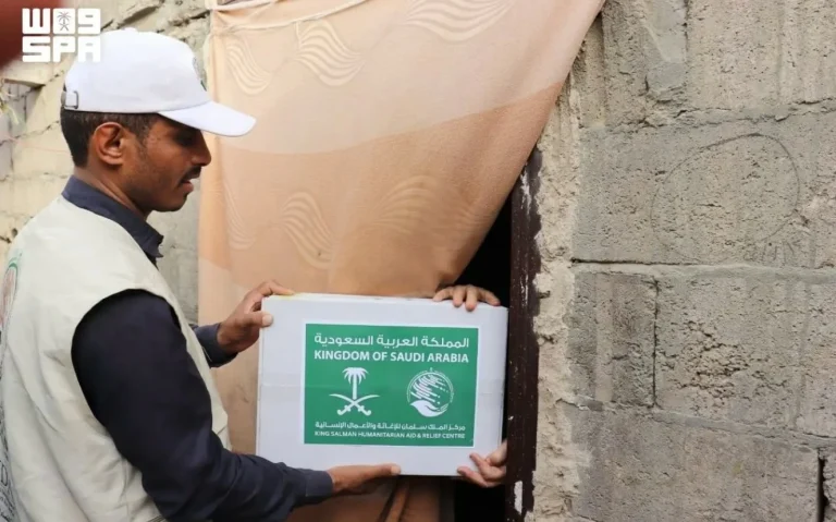 مركز الملك سلمان للإغاثة يوزع 2000 كرتون تمر في مأرب
