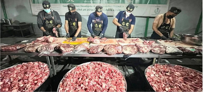 مركز الملك سلمان للإغاثة يوزع 24500 وجبة ساخنة بغزة