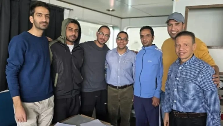 إيران تفرج عن بحارين مصريين بعد احتجاز دام 8 أشهر إيران تفرج عن بحارين مصريين بعد احتجاز دام 8 أشهر