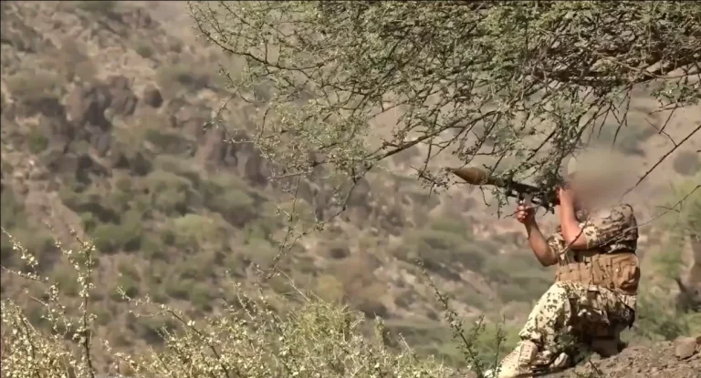 الجيش اليمني يفاجئ الحوثيين في البرح ومقتل خبراء أجانب الجيش اليمني يفاجئ الحوثيين في البرح ومقتل خبراء أجانب