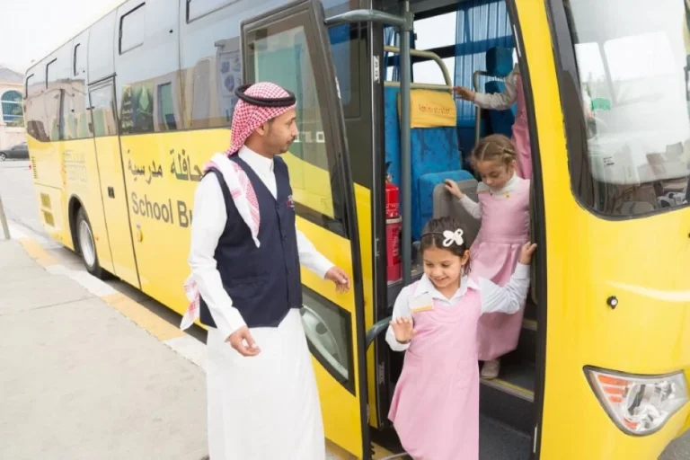 المرور يمنع تجاوز حافلات المدارس ويحدد شروطاً للسائقين