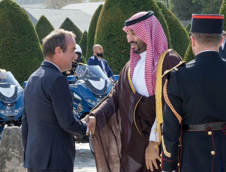 ولي العهد يصل قصر الإنفاليد بباريس في مستهل زيارته لفرنسا