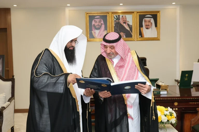 أمير نجران يستعرض تقرير إنجازات هيئة الأمر بالمعروف أمير نجران يستعرض تقرير إنجازات هيئة الأمر بالمعروف