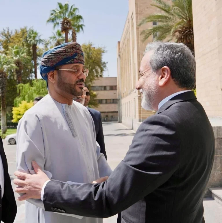 عُمان وإيران تقترحان ممراً ملاحياً مؤقتاً عبر مضيق هرمز