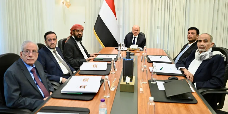 مجلس القيادة الرئاسي يوجه برفع الجاهزية العسكرية القصوى باليمن