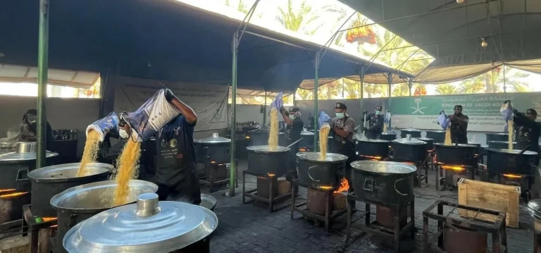 مركز الملك سلمان للإغاثة يوزع 25 ألف وجبة في غزة