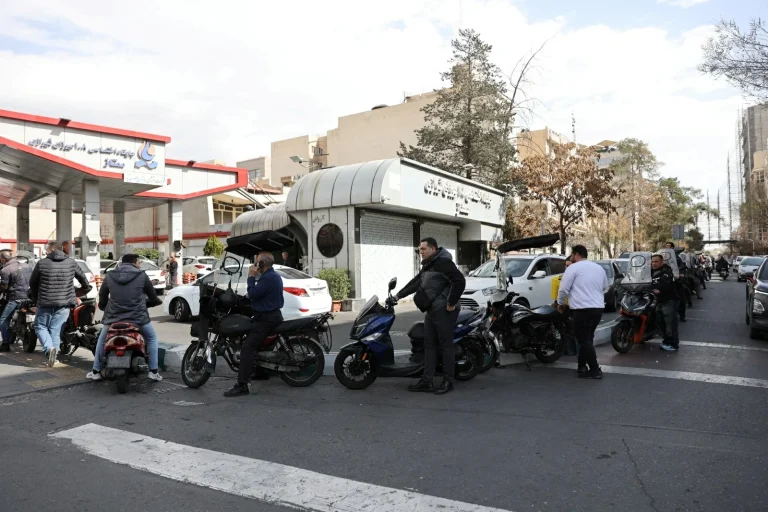 كيف تهدد أزمة الوقود في إيران بتفجير احتجاجات جديدة؟