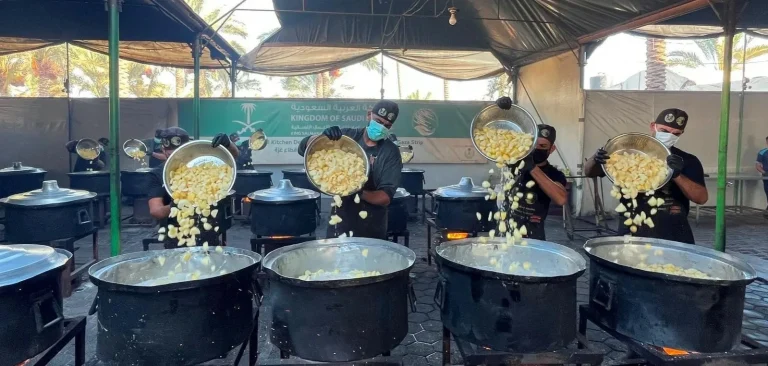 مركز الملك سلمان للإغاثة يوزع 24,800 وجبة في غزة مركز الملك سلمان للإغاثة يوزع 24,800 وجبة في غزة