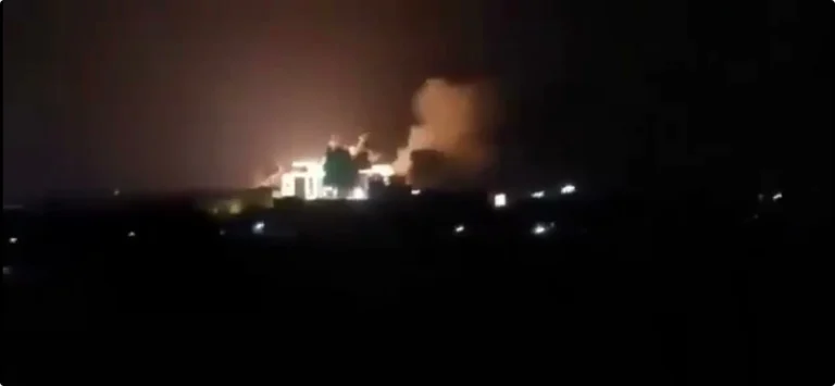 قصف ميناء المخا بالصواريخ البالستية يوقف عملياته
