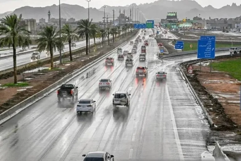 الطقس في السعودية: أمطار غزيرة وسيول بعدة مناطق الطقس في السعودية: أمطار غزيرة وسيول بعدة مناطق