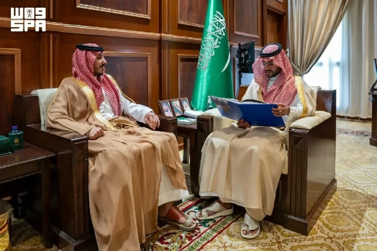 نائب أمير حائل يتسلم تقرير حائل في أرقام 2025