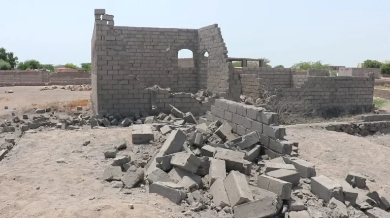 ميليشيا الحوثي تقصف الخوخة وجزر البحر الأحمر بالصواريخ ميليشيا الحوثي تقصف الخوخة وجزر البحر الأحمر بالصواريخ