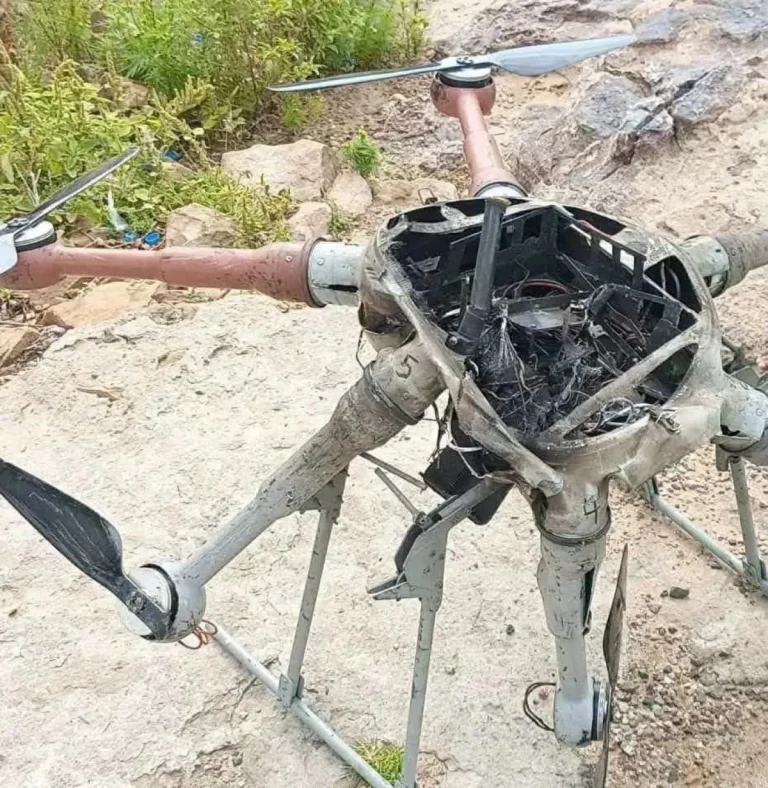 الجيش اليمني يدك تحصينات الحوثيين ويسقط مسيرة في تعز الجيش اليمني يدك تحصينات الحوثيين ويسقط مسيرة في تعز