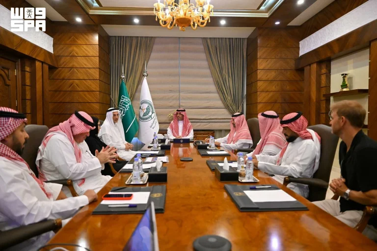 محافظ جدة يستعرض تقرير حملة "عينك على البحر" السادسة