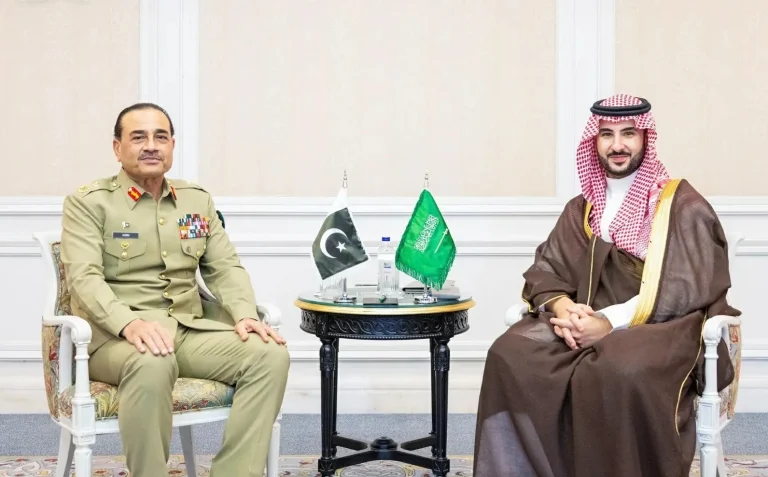 خالد بن سلمان يبحث التعاون العسكري مع قائد الجيش الباكستاني خالد بن سلمان يبحث التعاون العسكري مع قائد الجيش الباكستاني