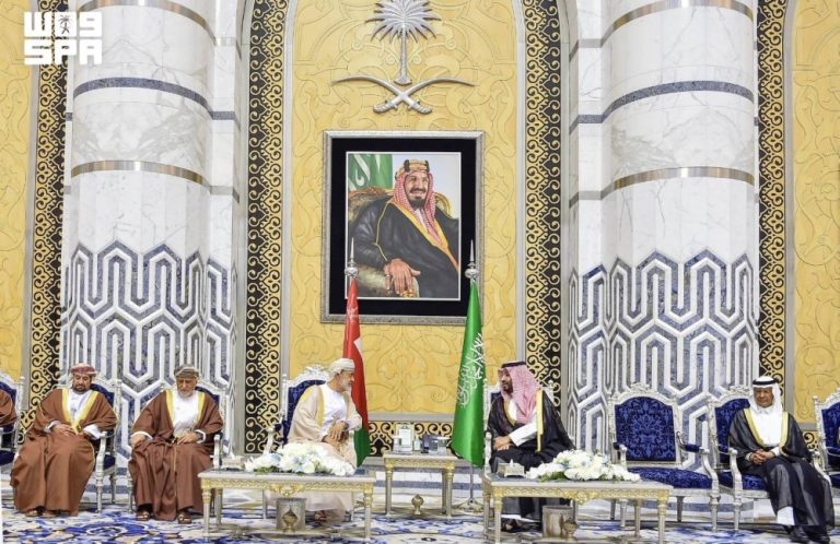 ولي العهد يستقبل سلطان عمان لدى وصوله إلى جدة